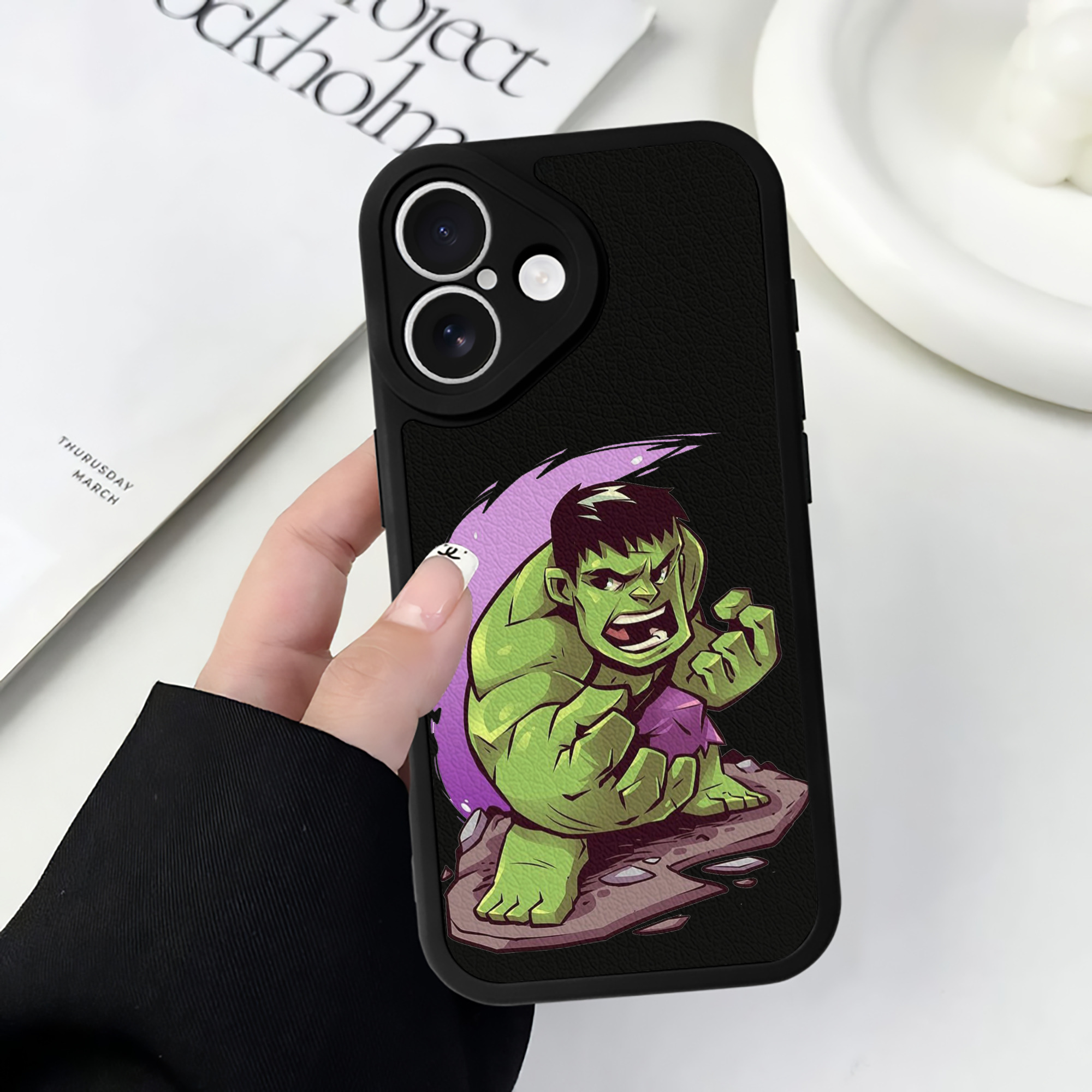 （画像用） アベンジャーズ The Avengers 【iPhone 16シリーズ対応】シリコンスマホケース（レザー調） 材質：シリコン